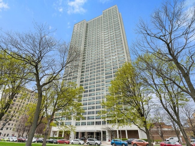 Building Photo - 1700 E 56th St