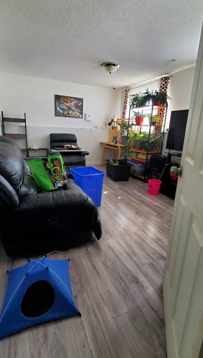 Photo - 4338-3004338 Hill Ave