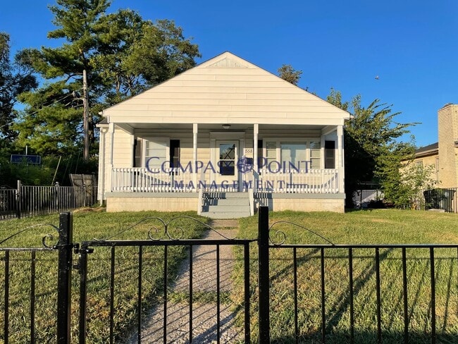 Building Photo - Spacious 3 bedroom and 1 bath house!