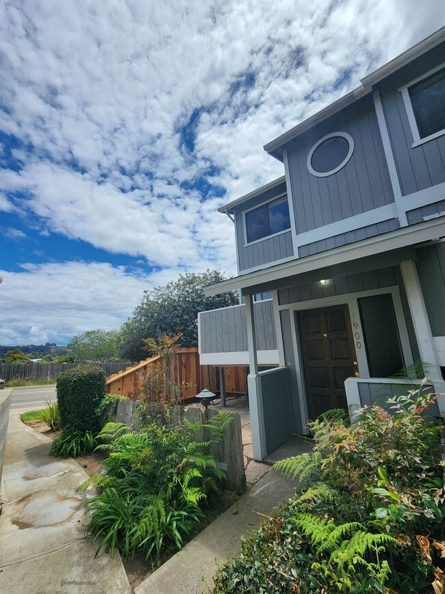 Photo - Tri-Level 2 Bed, 1.5 Condo in Oceano- Trash Included!