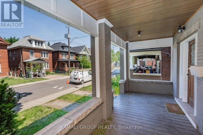 Photo - 25 Spadina Ave