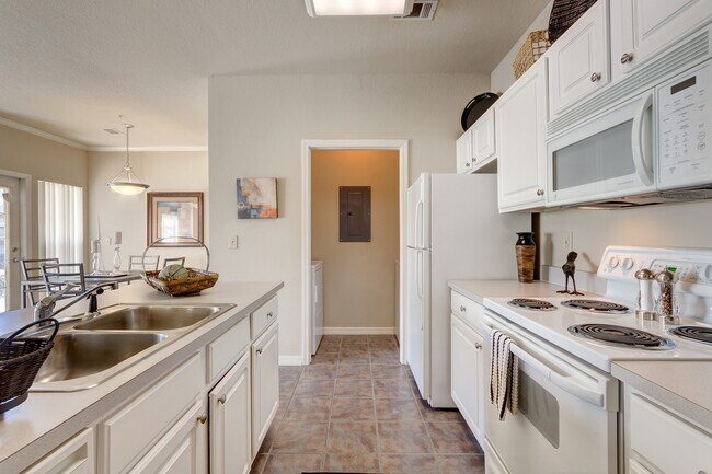 Lincoln Villas on Memorial Kitchen - Lincoln Villas on Memorial