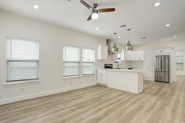 Photo - 3515 Delhi St