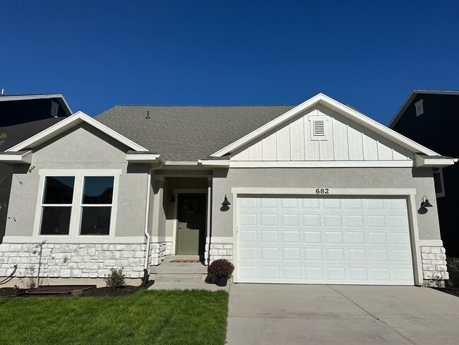 Building Photo - 682 N Bennedict Dr