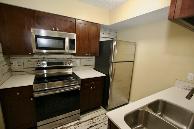 Photo - 17331 Red Oak Dr