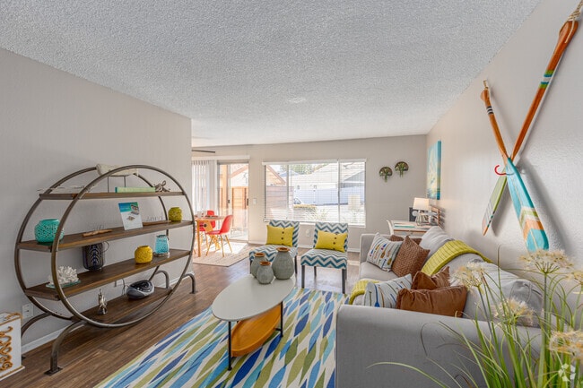 2BR, 2BA - 1,013SF - Living Room