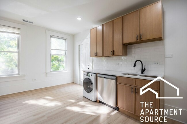 Building Photo - 2301 N Leavitt St Unit 3F