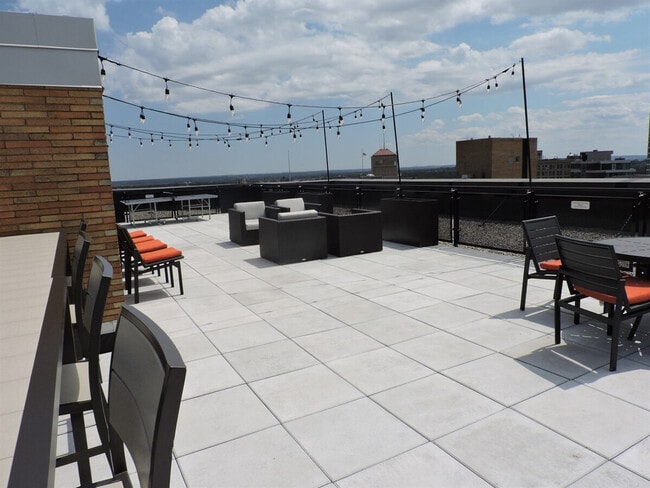 Photo - 272 E Main St Unit SI ID1222863P