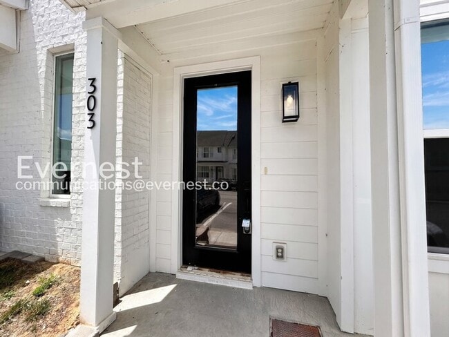 Photo - 303 Jeffries Wy