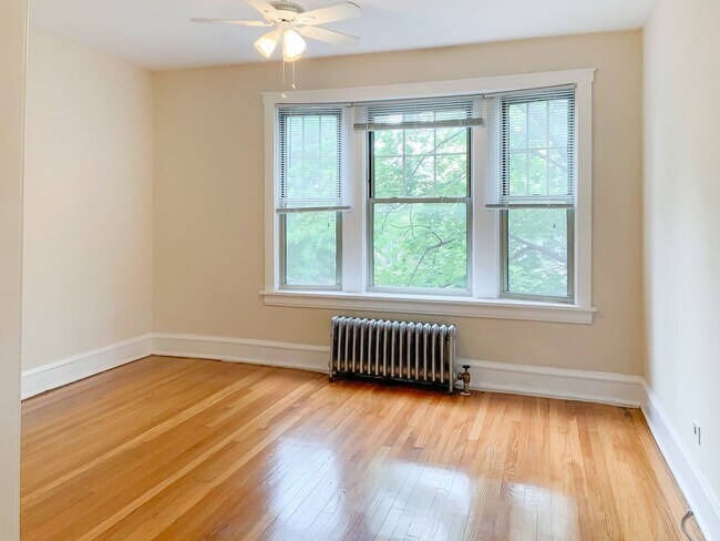 Photo - 1607 W Berteau Ave Unit 2