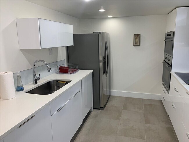 Photo - 1000 Parkview Dr Unit 319