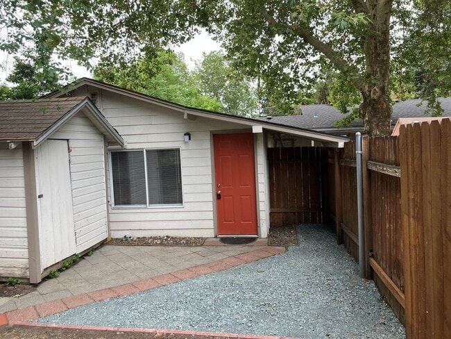 Building Photo - 412 NW Manzanita Ave Unit B