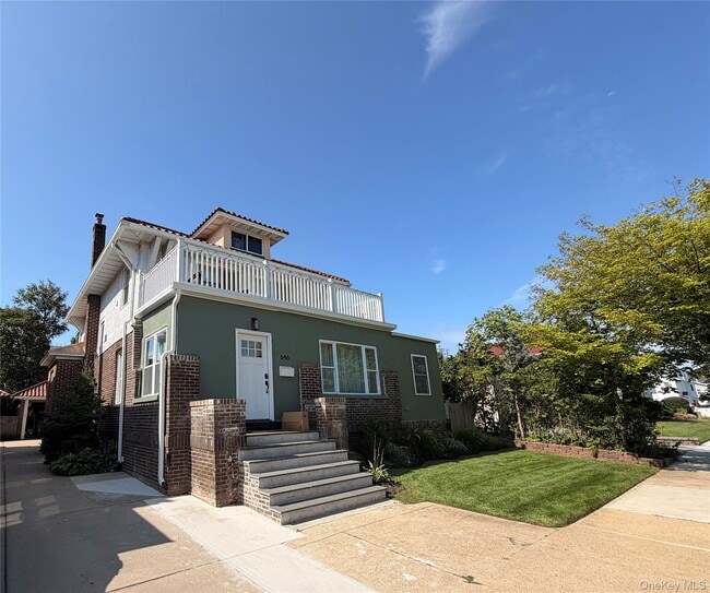 Building Photo - 646 W Beech St Unit Lower