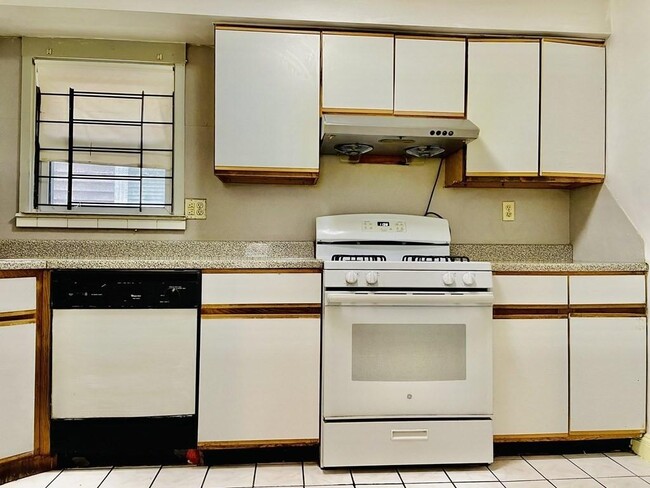 Building Photo - 188 Main St Unit 2