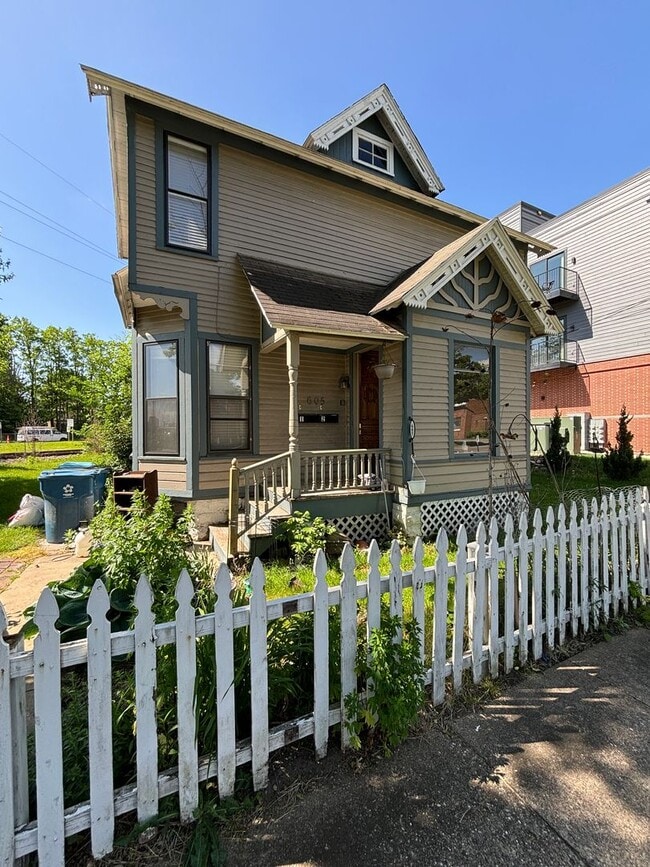 Building Photo - 3 BR/ 1 Bathroom - Stuart Neighborhood Unit 1