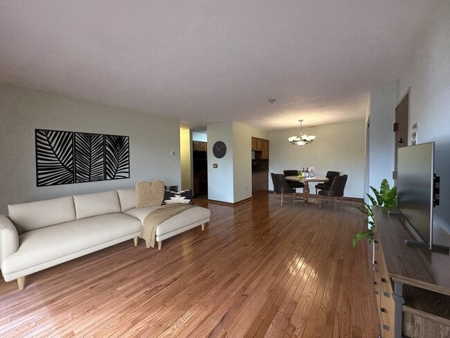 Building Photo - 340 Sunderland Rd Unit 17A