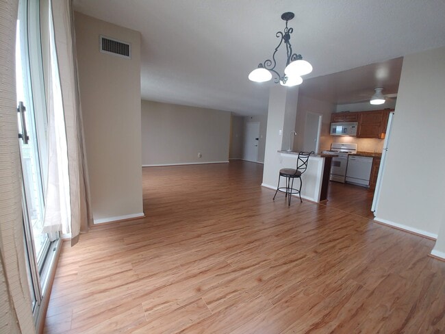 Building Photo - 1840 Frontage Rd Unit 1701