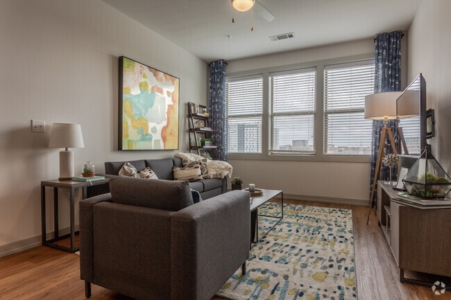4 Br, 4 Ba - Living Room