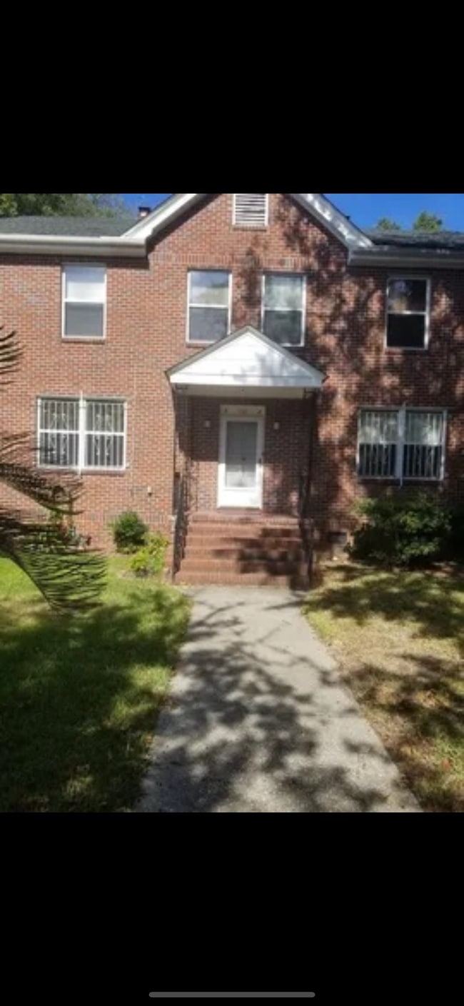 Building Photo - 132 Grove St