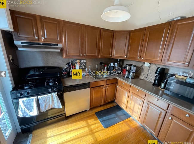 Photo - 1487 Beacon St