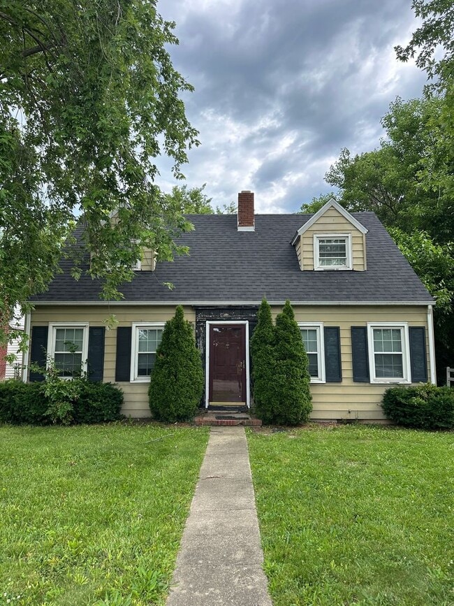 Building Photo - The Off-Campus Sweet Spot: 4 Beds, 2 Baths - Available August 1st!