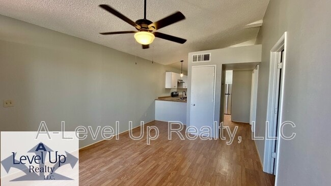 Photo - 419 E Thoroughbred St