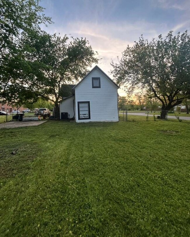 Photo - 426 N Clements St