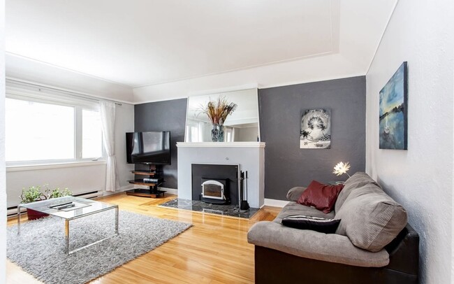 Building Photo - 186 St Dufferin Unit Montreal  Upper Duplex