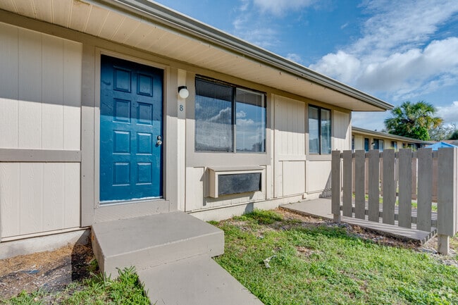 1BR, 1 BA - 567SF - Entrance/Outdoor Patio