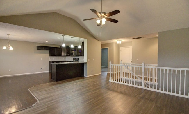 Photo - Spacious 5 bedroom rental in Springfield!