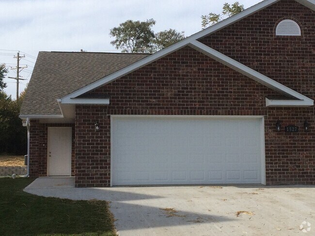 Building Photo - 1179-MF2-E2 Unit A Rental
