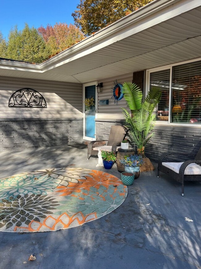 Building Photo - Brentwood - 3 bedroom, 1.5 bathroom, 1 car... Rental
