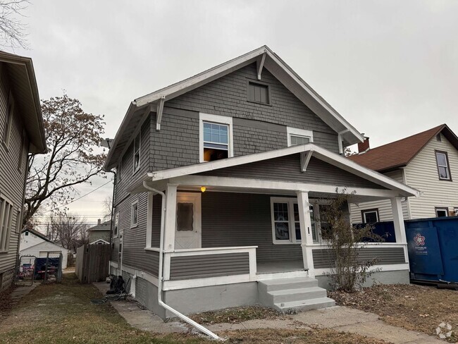 Building Photo - Check this Single-Family Home in East Moline!