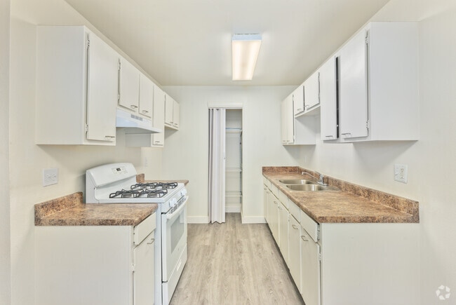 3BR, 2BA - 1,100SF - Kitchen - Springbrook Park Apartments