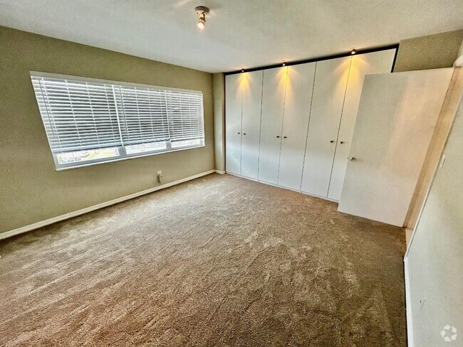 Building Photo - 1100 N Shore Dr NE Unit 504 Rental