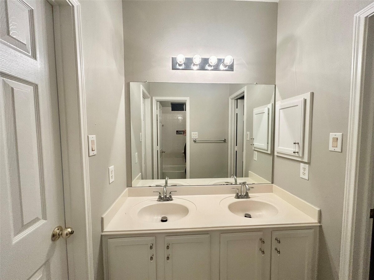 Photo - 16807 Laguna Springs Dr