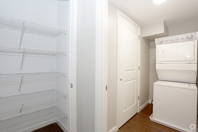 1 Bed+Den - Linen Closet