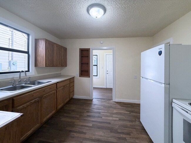 Photo - 960 Clark St