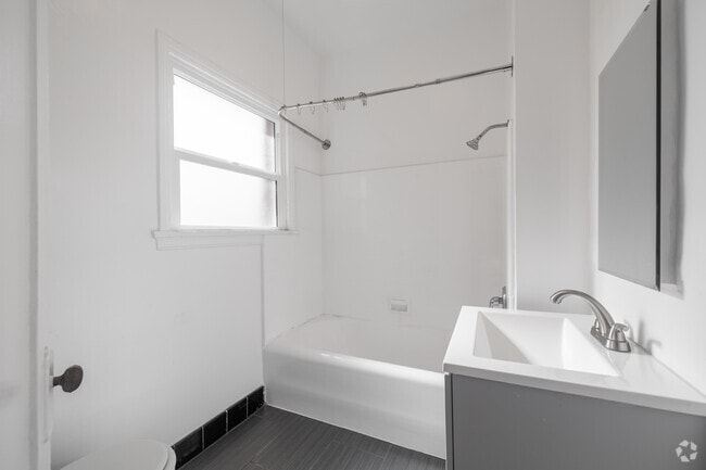 1BR, 1BA - 700SF - Bathroom