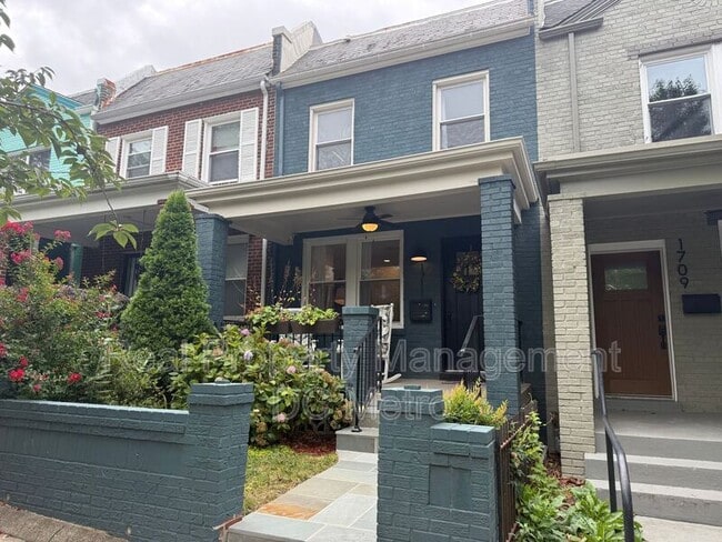 Photo - 1711 Lang Pl NE