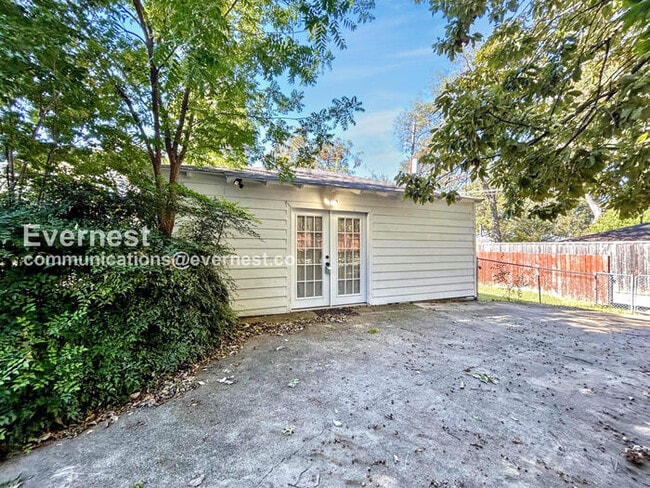 Building Photo - 8633 Westglen Dr