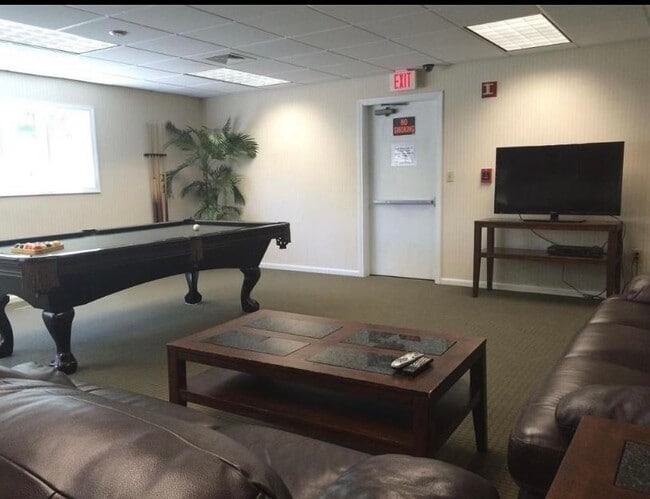 Game room - 120 Fisherville Rd Unit 39