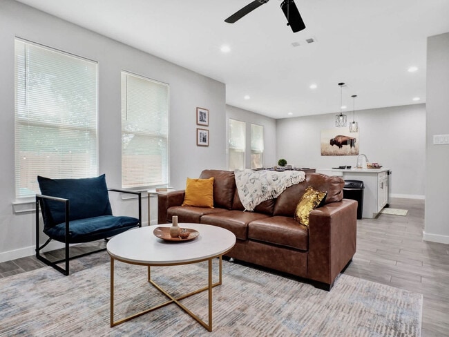 Building Photo - 721 Perry Ave Unit ID1324866P