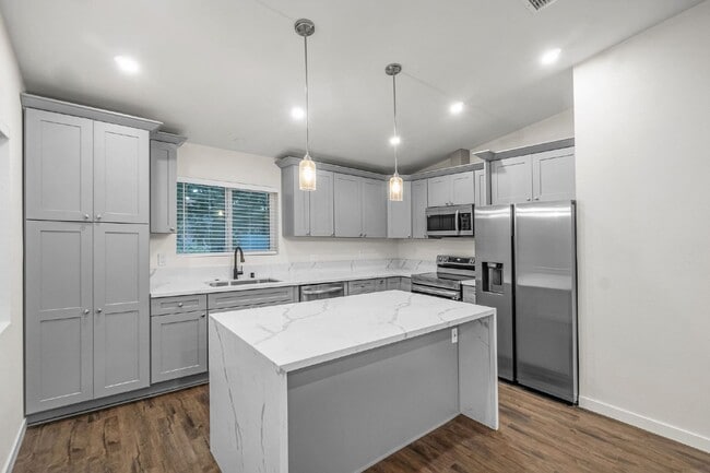 Building Photo - Up to $1400 off 1st month!! Vista - 3 bed/...