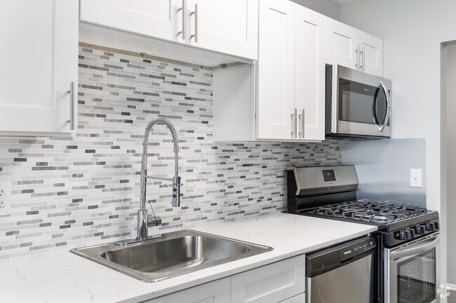 2 BR, 1 BA - 905 SF
