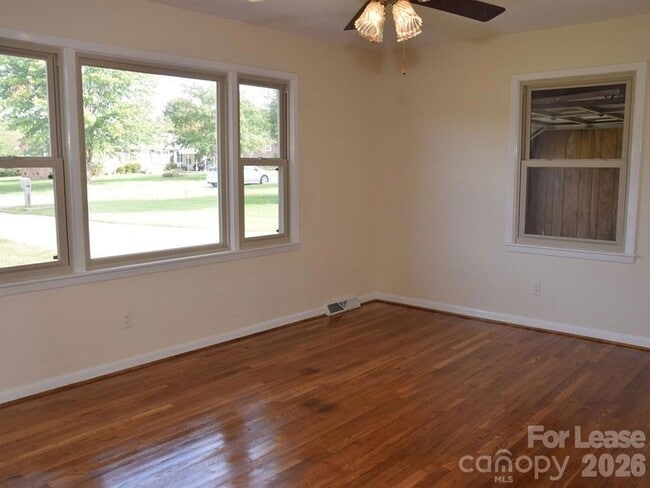 Photo - 1812 Cameron Rd