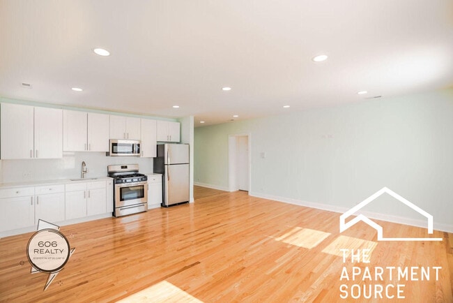 Building Photo - 4456 W Diversey Ave Unit 2
