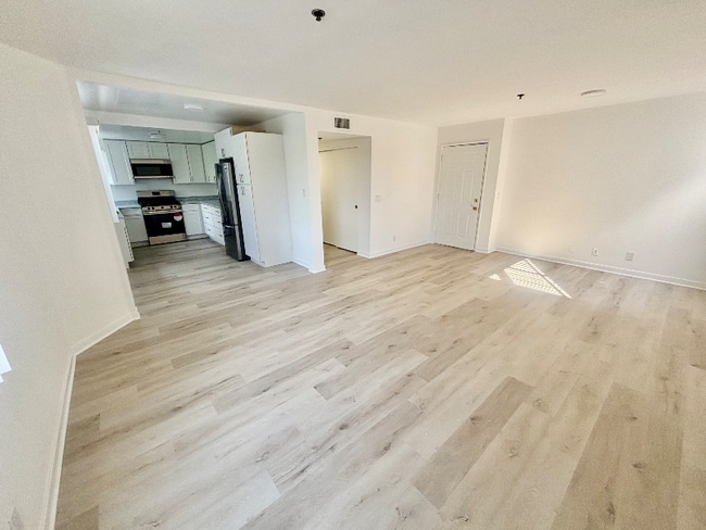 Building Photo - 555 Oak St Rental