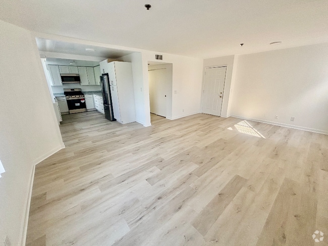 Building Photo - 555 Oak St Unit 204 Rental