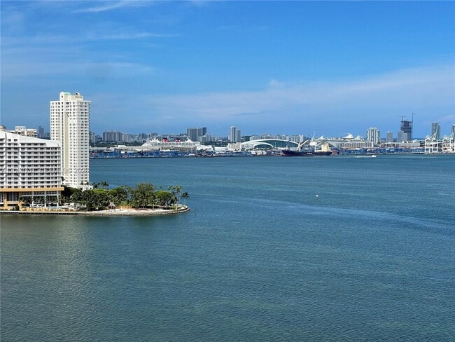 Building Photo - 1300 Brickell Bay Dr Unit 2010